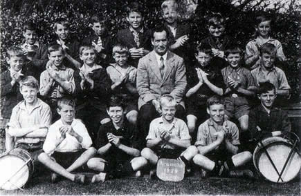 Photo of Aramoho school mouth organ band. 