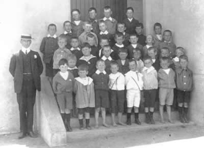 Class photo in 1906. 