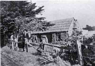 Old Sod Hut 1910: The old sod whare on the Sumner Road near the Heathcote Bridge, Christchurch http://library.christchurch.org.nz/heritage/photos/disc7/img0044.asp File Reference: CCL PhotoCD 7, IMG0044. 